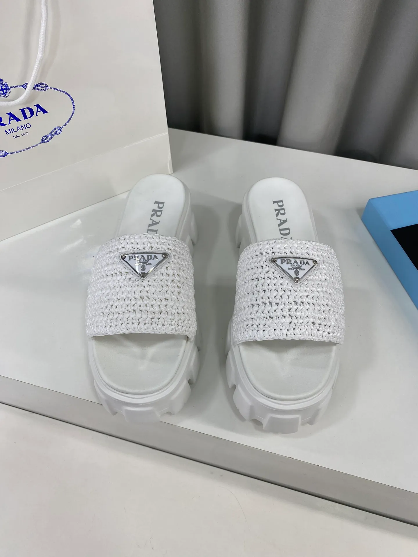 💕💕Factory direct selling price p460💕💕 Prada's latest tooth-woven thick-soled triangle buckle slippers☑️ Latest environmentally friendly PP material, fully handmade crochet, just like knitting sweaters, slow work and meticulous work, retro fashionable thick-soled shoes, with rubber uppers, making the whole pair of shoes light and comfortable. Bright colors, a variety of choices to meet the needs of fashionable people with different styles! The iconic metal triangle logo is paired with the shape of ancient beach slippers. Every design element is fashionable! Size: Women's 35-39 (34, 40, custom-made, non-returnable) Full set of counter original packaging